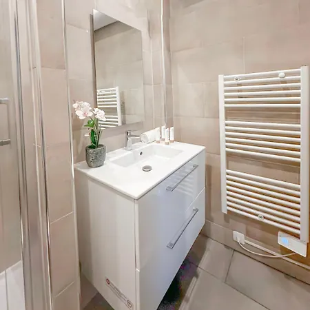Charming & Unique In Le Marais Parigi